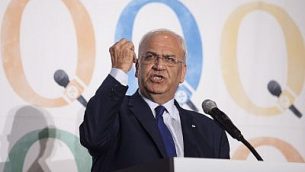 كبير المفاوضين الفلسطينيين صائب عريقات يتحدث في مؤتمر لصحيفة ’هآرتس’ والصندوق الجديد لإسرائيل في مدينة نيويورك، 13 ديسمبر، 2015. (Amir Levy/Flash90/File)