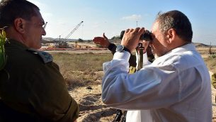وزير الدفاع أفيغدور ليبرمان خلال زيارة الحدود بين إسرائيل وقطاع غزة في 5 يوليو 2016. (Ariel Hermoni/Defense Ministry/Flash90)