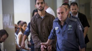 علي أبو حسن، طالب فلسطيني من قرية تقع بالقرب من الخليل، في المحكمة المركزية في القدس، قبل توجيه التهم اليه  بمحاولة تنفيذ هجوم في القطار الخفيف في القدس، 2 اغسطي 2016 (Yonatan Sindel/Flash90)