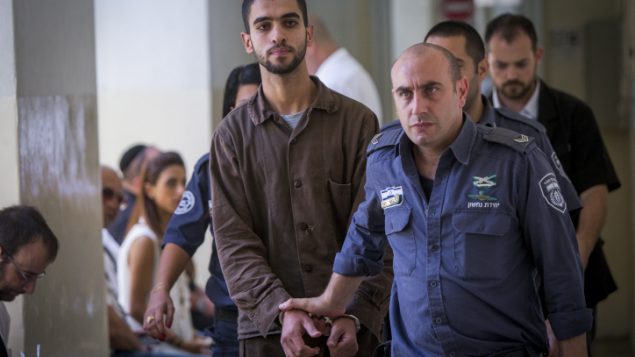 علي أبو حسن، طالب فلسطيني من قرية تقع بالقرب من الخليل، في المحكمة المركزية في القدس، قبل توجيه التهم اليه  بمحاولة تنفيذ هجوم في القطار الخفيف في القدس، 2 اغسطي 2016 (Yonatan Sindel/Flash90)
