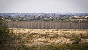 صورة لقطاع غزة من الجانب الإسرائيلي للحدود.(Doron Horowitz/Flash90)