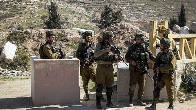صورة توضيحية: جنود الجيش الإسرائيلي عند نقطة تفتيش في الضفة الغربية. (وسام الهشلمون / Flash90) صورة توضيحية: جنود الجيش الإسرائيلي عند نقطة تفتيش في الضفة الغربية. (وسام الهشلمون / Flash90)