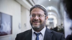 إيتمار بن غفير يصل إلى قاعة محكمة الصلح في القدس لحضور جلسة للبت في القضية التي أصبحت تُعرف باسم ’حفل زفاف الكراهية’ في 27 فبراير، 2016. (Yonatan Sindel/Flash90)