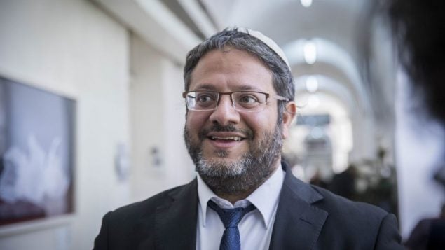 إيتمار بن غفير يصل إلى قاعة محكمة الصلح في القدس لحضور جلسة للبت في القضية التي أصبحت تُعرف باسم ’حفل زفاف الكراهية’ في 27 فبراير، 2016. (Yonatan Sindel/Flash90)