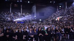يحضر الفلسطينيون والإسرائيليون مراسم إحياء ذكرى إسرائيلية فلسطينية في تل أبيب في 30 أبريل/نيسان 2017، حيث تحتفل إسرائيل باليوم السنوي التذكاري للجنود الذين سقطوا. (Tomer Neuberg/Flash90)