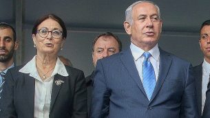 رئيس الوزراء بنيامين نتنياهو مع رئيسة المحكمة العليا القاضية استر حايوت في مقبرة جبل هرتسل في القدس، 1 نوفمبر 2017 (Marc Israel Sellem/POOL)
