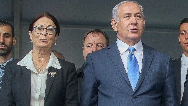 رئيس الوزراء بنيامين نتنياهو مع رئيسة المحكمة العليا القاضية استر حايوت في مقبرة جبل هرتسل في القدس، 1 نوفمبر 2017 (Marc Israel Sellem/POOL)