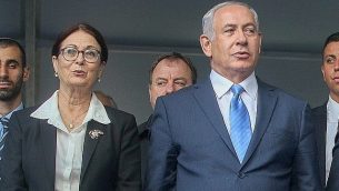 رئيس الوزراء بينيامين نتنياهو، من اليمين، مع رئيسة المحكمة العليا القاضية إستر حايوت، في المقبرة العسكرية في جبل هرتسل، 1 نوفمبر، 2017.  (Marc Israel Sellem/Pool)
