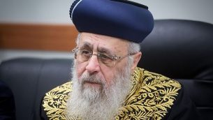 يحضر كبير الحاخامات الإسرائيليين من السفارديم يتسحاق يوسف عمليات البيع التقليدية للطعام الذي يحمل اسم "دولة إسرائيل" إلى غير اليهود قبل عطلة عيد الفصح، في 29 مارس 2018. (Miriam Alster / Flash90)