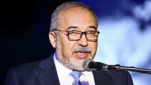 وزير الدفاع أفيغدور ليبرمان يلقي كلمة خلال مراسم إحياء ذكرى المحرقة النازية في كيبوتس يد مردخاي، 2 أبريل، 2018. (Flash90)