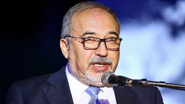 وزير الدفاع أفيغدور ليبرمان يلقي كلمة خلال مراسم إحياء ذكرى المحرقة النازية في كيبوتس يد مردخاي، 2 أبريل، 2018. (Flash90)