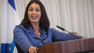وزيرة الثقافة ميري ريغيف خلال مراسيم في الكنيست لتكريم مضيئي الضعل في مراسيم استقلال اسرائيل السبعين في جبل هرتسل، 15 ابريل 2018 (Yonatan Sindel/Flash90)