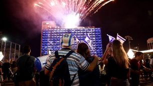 اشخاص يشاهدون الالعاب النارية خلال الاحتفال بيوم استقلال اسرائيل في تل ابيب، 18 ابريل 2018 (Miriam Alster/Flash90)