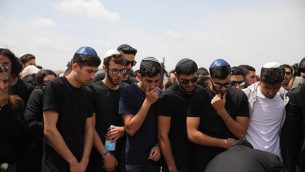 العائلة والأصدقاء أثناء تشييع جنازة معيان برهوم في مقبرة هار همنوت في القدس، الجمعة، 27 أبريل  2018. قُتلت معيان أمس مع تسعة مراهقين آخرين عندما اجتاحتهم فيضانات في ناحال تسافيت خلال رحلة صفية بالقرب من البحر الميت. (Hadas Parush/Flash90)