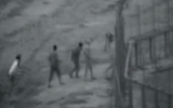 صورة نشرها الجيش الإسرائيلي لمجموعة من الفلسطينين تقوم بتخريب السياج الحدودي واختراقه قبل إطلاق النار على أحدهم وقتله، خلال احتجاجات في مخيم البريج، في وسط قطاع غزة، 3 أبريل، 2018. (لقطة شاشة)