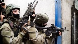 توضيحية: وحدة نخبة في شرطة حرس الحدود الإسرائيلية تشارك في مناورة في مركز التدريب على مكافحة الإرهاب التابع للجيش الإسرائيلي بالقرب من مدينة موديعين في وسط إسرائيل. (ألشرطة الإسرائيلية)