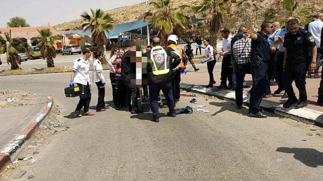 مسعفون إسرائيليون يقدمون العلاج لمشتبه به فلسطيني حاول طعن شخص في محطة وقود في الضفة الغربية في 8 أبريل، 2018. (نجمة داوود الحمراء)