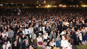 الآلاف يشاركون في مراسم مشتركة لإحياء ذكرى ضحايا النزاع الفلسطيني-الإسرائيلي في ’بارك هيركون’ في مدينة تل أبيب، 6 أبريل، 2018. (Rami Ben-Ari/Combatants for Peace)
