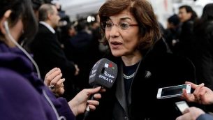 المستشار السياسية والإعلامية للرئيس السوري بشار الأسد، بثينة شعبان، تتحدث مع مراسلة التلفزيون السوري من أمام مكاتب الأمم المتحدة في جنيف، 26 يناير، 2014. (Fabrice Coffrini/AFP)