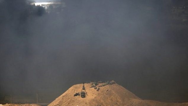 صورة التقطت من كيبوتس ناحال عوز الإسرائيلي مقابل الحدود بين اسرائيل وغزة، تظهر دخان اسود يتصاعد في الطرف الثاني من الحدود بهدف حجب رؤية الجنود الإسرائيليين خلال المظاهرات، 6 ابريل 2018 (AFP PHOTO / Jack GUEZ)