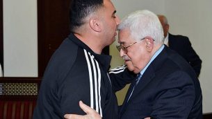 رئيس السلطة الفلسطينية محمود عباس (من اليمين)، يستقبل رجائي حداد، الذي قضى 20 عاما في السجن الإسرائيلي لضلوعه في هجوم وقع في عام 1997 أسفر عن مقتل غابرييل هيرشبرغ. (WAFA/Thaer Ghanaim)