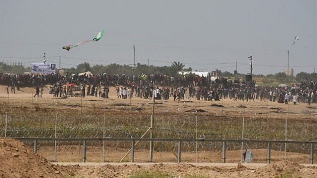 يحاول فلسطينيون استخدام طائرة ورقية لنقل كوكتيل مولوتوف باتجاه قوات الجيش الإسرائيلي على طول السياج مع غزة في 13 أبريل 2018. (الجيش الإسرائيلي)