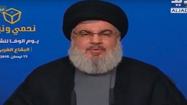 الأمين العام لمنظمة حزب الله، حسن نصر الله، يتحدث عبر الفيديو في تجمع انتخابي في 15 أبريل، 2018. (لقطة شاشة: YouTube)