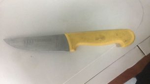 سكين عثر عليها بحوزة رجل فلسطيني اقترب من حاجز قلنديا، شمال القدس، 18 ابريل 2018 (Israel Police)