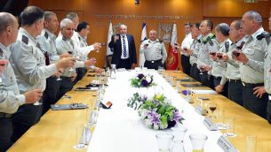 وزير الدفاع أفيغدور ليبرمان ، وسط ، يرفع نخب مع هيئة الأركان العامة للجيش في مقر الجيش في تل أبيب في 16 أبريل 2018، تكريما ليوم الاستقلال القادم لإسرائيل هذا الأسبوع. (Ariel Hermoni/Defense Ministry)