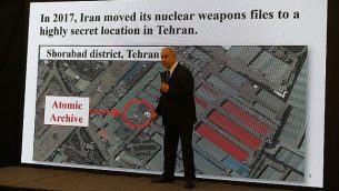 رئيس الوزراء بينيامين نتنياهو يلقي خطابا حول برنامج إيران النووي في وزارة الدفاع في تل أبيب، 30 أبريل، 2018. ( AFP PHOTO / Jack GUEZ)