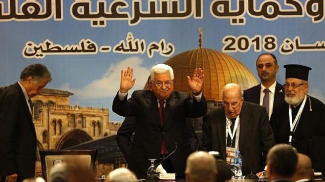 رئيس السلطة الفلسطينية محمود عباس يحيي الحضور خلال اجتماع للمجلس الوطني الفلسطيني في رام الله، 30 أبريل، 2018.  (AFP Photo/Abbas Momani)