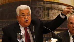 رئيس السلطةالفلسطينية محمود عباس يترأس جلسة للمجلس الوطني الفلسطيني في رام الله، 30 أبريل، 2018. (AFP PHOTO / ABBAS MOMANI)