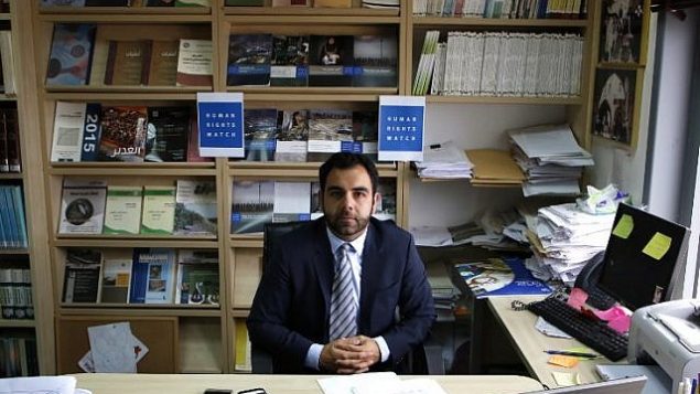 مدير منظمة هيومن رايتس ووتش في إسرائيل وفلسطين، عمر شاكر، وهو مواطن أمريكي، يجلس في مكتبه في مدينة رام الله في الضفة الغربية، 9 مايو، 2018. (ABBAS MOMANI/AFP)