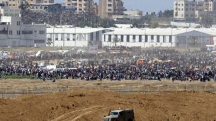 متظاهرون فلسطينيون يتجمعون عمد السياج الحدودي مع اسرائيل، 14 مايو 2018 (JACK GUEZ/AFP)
