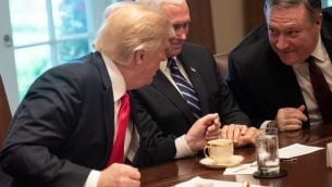 الرئيس الأمريكي دونالد ترامب يتحدث وزير الخارجية مايك بومبيو ونائب الرئيس مايك بينس خلال لقاء مع الأمين العام لحلف الناتو ينس ستولتنبرغ في غرفة مجلس الوزراء في البيت الأبيض في واشنطن العاصمة، في 17 مايو  2018. (AFP PHOTO / NICHOLAS KAMM)