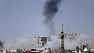 صورة تم التقاطها من مدينة غزة في 29 مايو، 2018، تظهر سحب الدخان تتصاعد في الخلفية في أعقاب غارة جوية إسرائيلية على القطاع الساحلي.  (AFP PHOTO / THOMAS COEX)