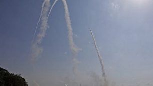 الجيش الإسرائيلي يطلق صاروخا من منظومة الدفاع الصاروخي ’القبة الحديدية’ لاعتراض صاروخ تم إطلاقه من غزة من موقع في مدينة أشكلون في جنوب إسرائيل، 29 مايو، 2018.  (AFP PHOTO / MENAHEM KAHANA)