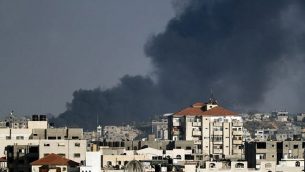 صورة تم التقاطها من مدينة غزة في 29 مايو، 2018، تظهر سحب الدخان تتصاعد في الخلفية في أعقاب غارة جوية إسرائيلية على القطاع الساحلي.  (AFP PHOTO / THOMAS COEX)