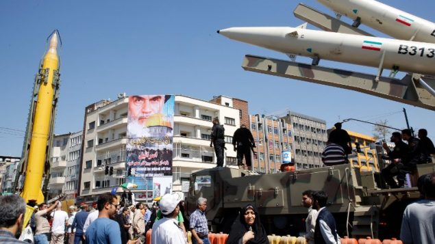 صواريخ ’شهاب 3’ طويلة المدى وصواريخ ’ذو الفقار’ معروضة خلال مسيرة يوم القدس في طهران، 23 يونيو 2017 (AFP Photo/Stringer)
