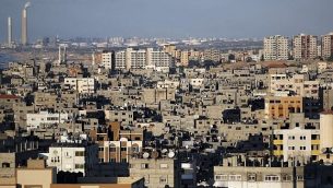 صورة تم التقاطها 1 نوفمبر، 2017 لوسط مدينة غزة ومدينة أشكلون الساحلية الإسرائيلية في الخلفية.  (AFP PHOTO / THOMAS COEX)