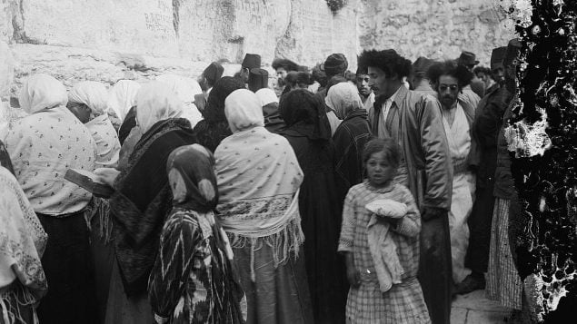 رجال ونساء يصلون جنبا إلى جنب عند الحائط الغربي، في صوة تم التقاطها بين الأعوام 1898-1946.  (American Colony)
