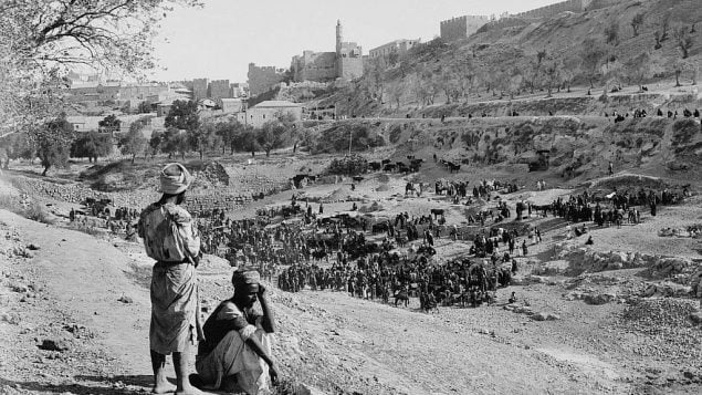 مسافة قصيرة عن البلدة القديمة، بين الأعوام، في صورة تم التقاطها بين الأعوام 1900-1920. (American Colony)