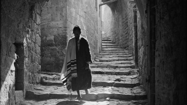 رجل يهودي في البلدة القديمة، في صورة تم التقاطها بين 1934-1939. (Matson)