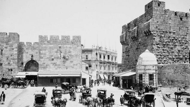 فتحة في سور البلدة القديمة، بالقرب من باب الخليل، في صورة تم القتاطها بين 1898-1916. (American Colony)