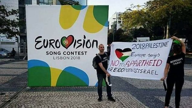 مؤيديون لحركة المقاطعة وسحب الاستثمارات وفرض العقوبات (BDS) يدعون الأوروبيين إلى إعطاء "صفر من النقاط" للأغنية التي تمثل إسرائيل في مسابقة ’يوروفيجن’ الغنائية المقامة في العاصمة البرتغالية لشبونة، 12 مايو، 2018. (Eurovision boycott of Israel - ZERO points to the song of Israeli Apartheid/Facebook)