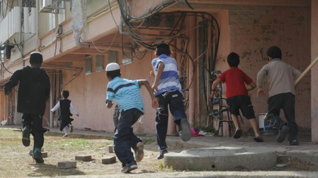 صورة توضيحية: اطفال يتوجهون الى ملجأ في بلدة كيريات ملاخاي الجنوبية خلال الحملة العسكرية في غزة في نوفمبر 2012 (Yuval Haker/Israel Defense Forces)