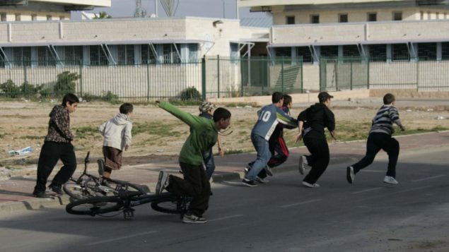 اطفال اسرائيليون يسارعون الى ملجأ خلال صفارة انذار تحذر من صواريخ قادمة من قطاع غزة، 8 يناير 2009 (Anna Kaplan/ Flash90)