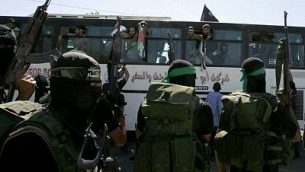 توضيحية: أعضاء في حركة حماس يستقبلون حافلة تقل أسرى فلسطينيين تصل إلى معبر رفح مع مصر في جنوب قطاع غزة، 18 أكتوبر، 2011. (Abed Rahim Khatib/Flash 90)