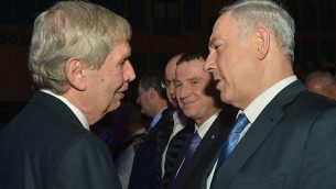 رئيس الوزراء بينيامين نتنياهو، من اليمين، مع رئيس الموساد المنتهية ولايته، تمير بادرو، خلال حفل وداع في تل أبيب، 5 يناير، 2015.  (Kobi Gideon/GPO)