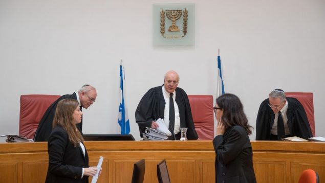 قاضي المحكمة العليا حنان ملسر يصل محكمة العدل العليا في القدس لجلسة حول المواصلات العامة ايام السبت، 11 سبتمبر 2017 (Yonatan Sindel/Flash90) قاضي المحكمة العليا حنان ملسر يصل محكمة العدل العليا في القدس لجلسة حول المواصلات العامة ايام السبت، 11 سبتمبر 2017 (Yonatan Sindel/Flash90)